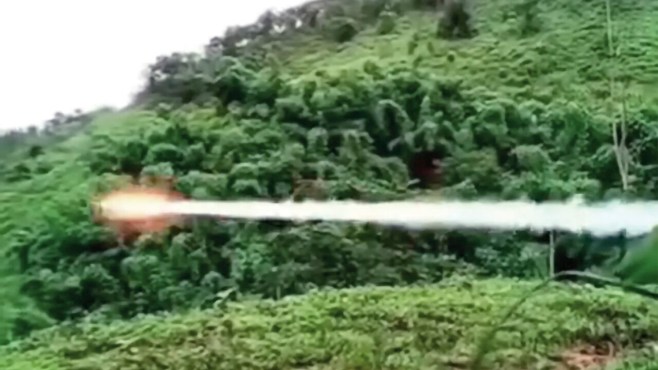 Este es uno de los lanzamisiles utilizados por las disidencias de las Farc en zona rural de Jamundí. En las imágenes se ve claramente cómo un hombre porta el poderoso armamento y luego lo dispara sin un objetivo visible. Esto lo realizan con frecuencia. 