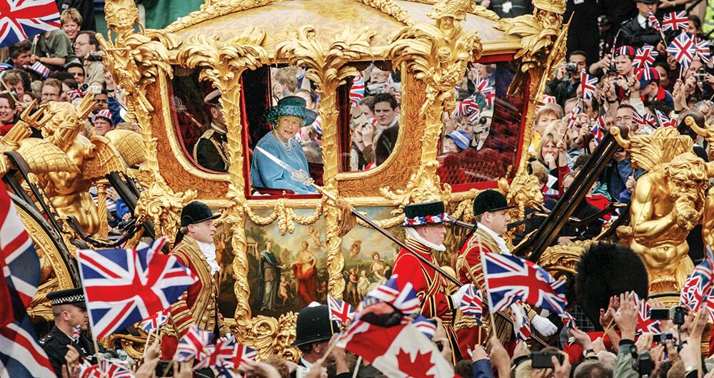   En 2002, ni ella misma podía creer el mar de gente que acudió a las calles para festejarla por su jubileo dorado.  