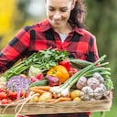 A diferencia del vegetarianismo, el veganismo es una forma de alimentación basada en plantas, en la que no solo se prescinde de la carne, sino de todos los alimentos y subproductos de origen animal.