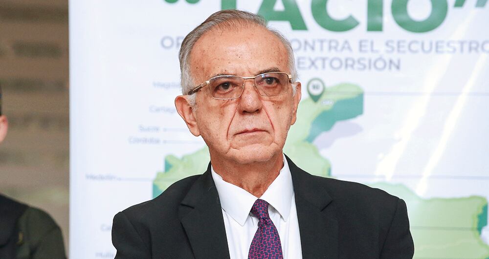 El exministro Iván Velásquez autorizó el polémico contrato para los MI-17. El ministro Pedro Sánchez señaló incumplimientos del contratista.    