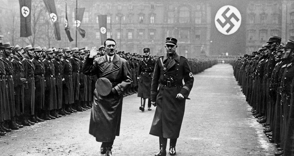  Hitler escribió Mein Kampf entre 1924 y 1925, mientras estaba encarcelado por lo que consideraba crímenes políticos, tras su fallido Putsch de Múnich en 1923.   