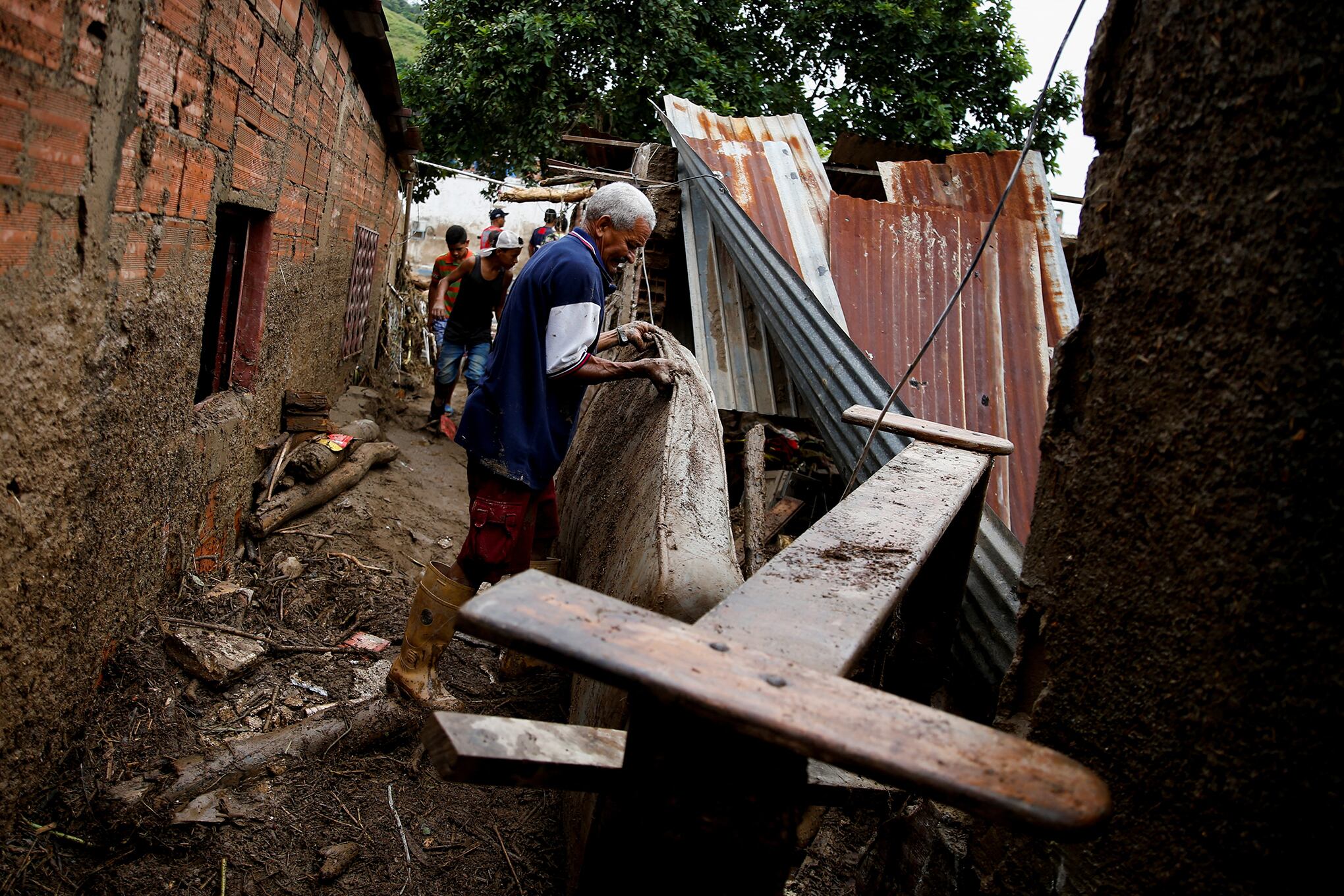 En imágenes : Rescatistas venezolanos buscan desaparecidos tras inundaciones mortales
