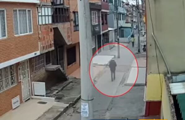 El adulto mayor caminando hacia su casa.