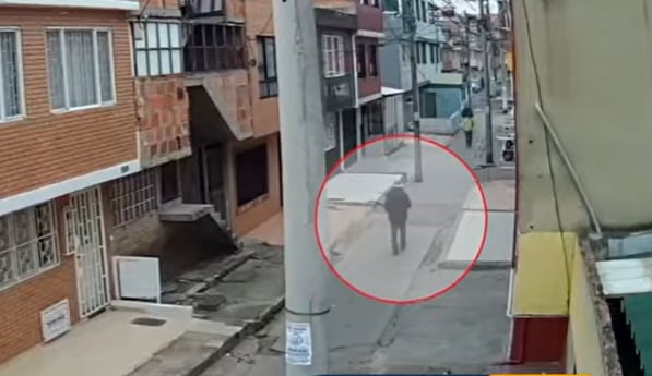 El adulto mayor caminando hacia su casa.