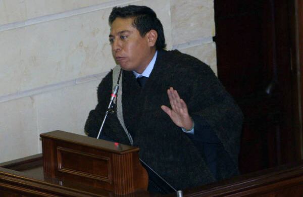 Carlos Amaya, de Boyacá, se puso de ruana la Cámara, tras su elección cono segundo vicepresidente de la Cámara.