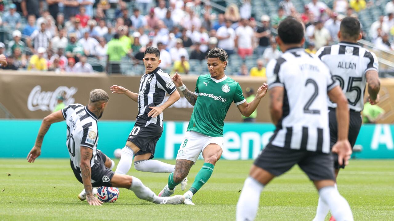 Richard Ríos disputando una pelota en el partido de Palmeiras vs. Botafogo