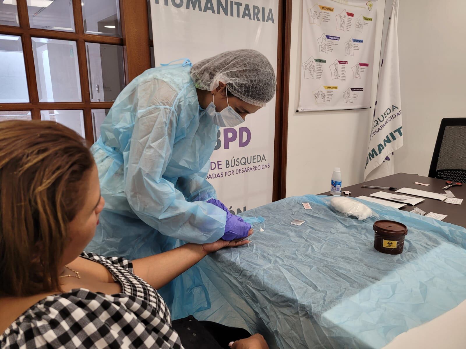 Yina Sánchez durante la toma de muestra de sangre para intensificar la búsqueda de su padre.