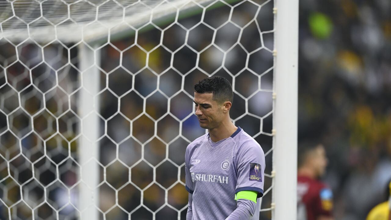 RIYADH, SAUDI ARABIA - JANUARY 26: A dejected Cristiano Ronaldo of Al Nassr FC during the Saudi Super Cup match between Al Ittihad and Al Nassr at King Fahd International Stadium on January 26, 2023 in Riyadh, Saudi Arabia. (Photo by Sam Bagnall - AMA/Getty Images)