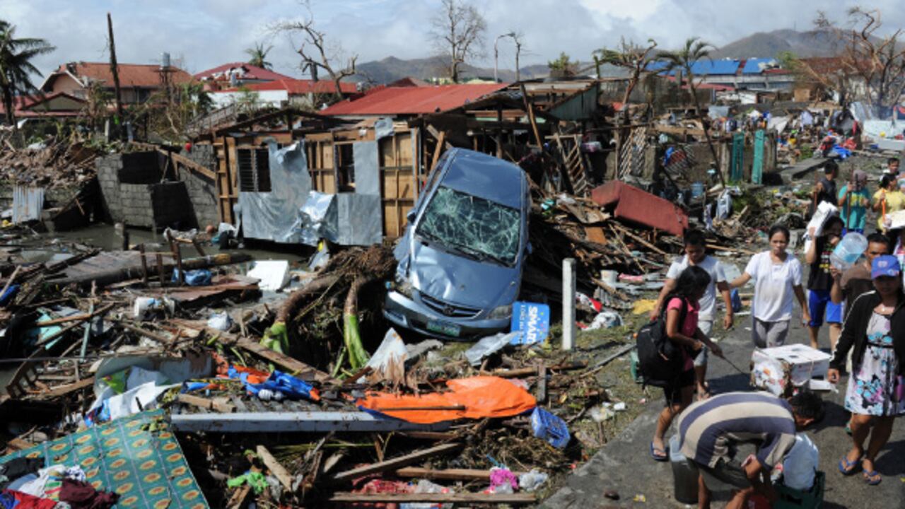 Spertifón haiyan o Yolanda - 2013.
3.000 muertos – 660.000 desplazados –
10 millones de afectados
315 kilómetros por hora
Se registraron los vientos más fuertes de la historia en tierra firme.(Filipinas)