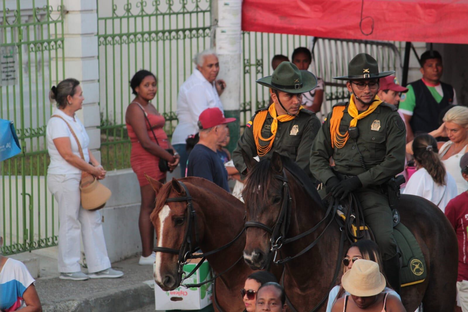 Policías carabineros en medio de la procesión de la Virgen de la Candelaria.
