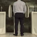 En Occidente, los hombres están culturalmente programados para orinar de pie. Foto: Getty.