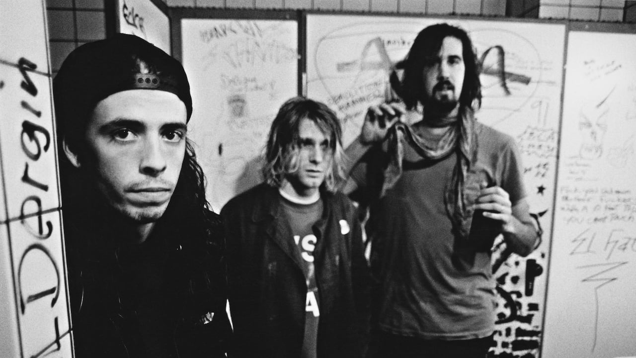 Nirvana, backstage en Frankfurt, Alemania, el 12 de noviembre de 1991. Dave Grohl, Kurt Cobain (1967 - 1994) y Krist Novoselic. Foto: Paul Bergen/Redferns/Getty Images