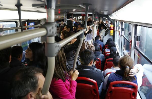 Durante un día normal, el 46% del total de los viajes diarios mayores a tres minutos se hace caminando; el 30% en transporte público (9% de esa cifra corresponde a TransMilenio), el 10% en automóvil y el 4% en taxi. Las estadísticas fueron dadas por la Secretaría de Movilidad. 