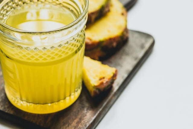 El agua de piña es una bebida que proporciona excelentes beneficios para la salud