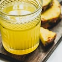 El consumo de agua de piña podría proporcionar varios beneficios para el organismo, si se acompañen de una dieta balanceada.