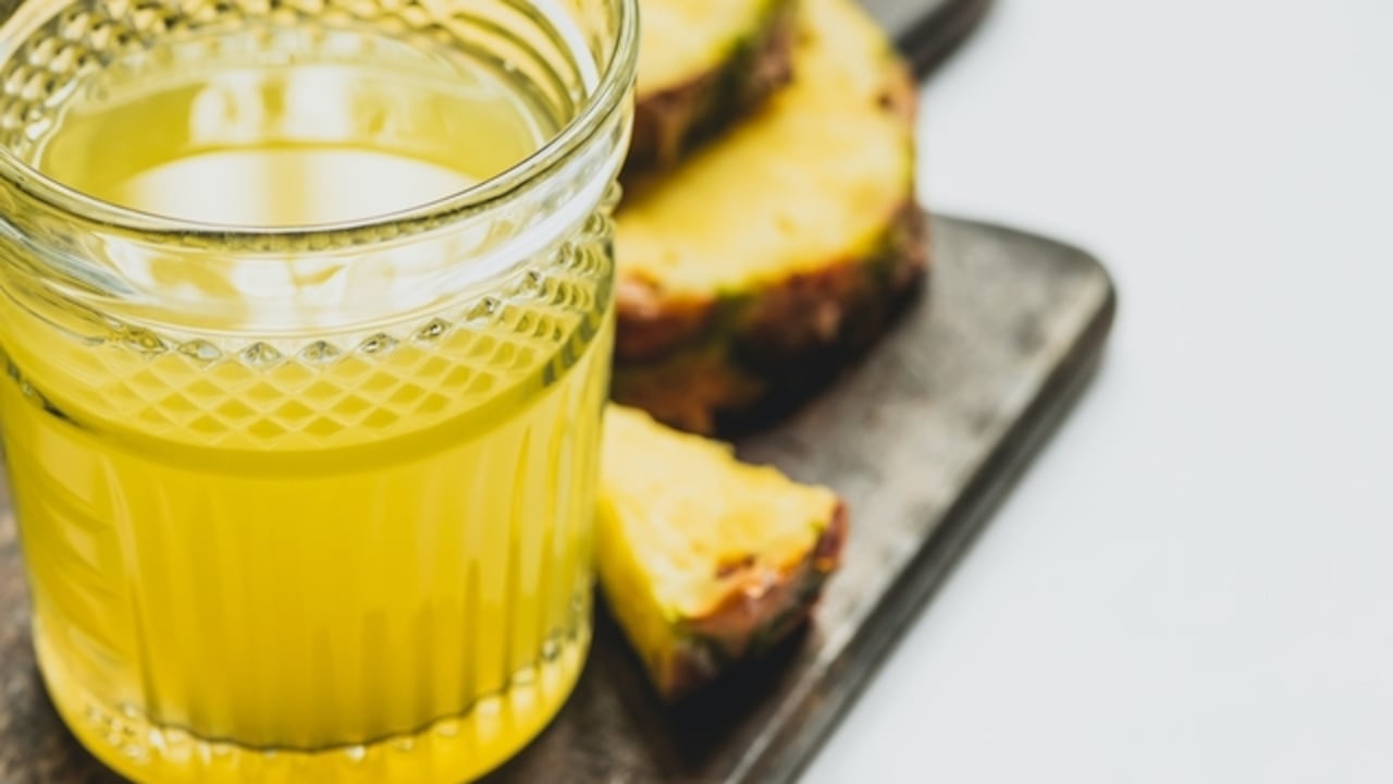 El consumo de agua de piña podría proporcionar varios beneficios para el organismo, si se acompañen de una dieta balanceada.