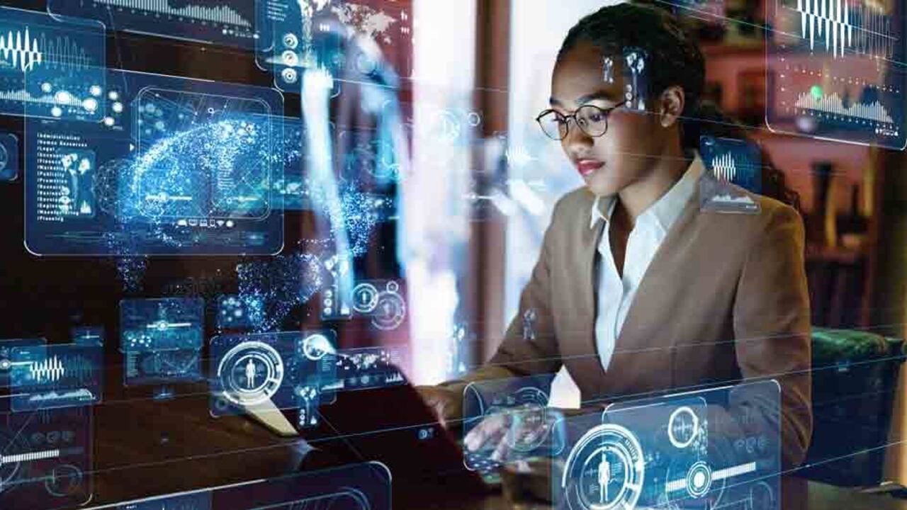 “Las organizaciones necesitan identificar las demandas de los clientes, acelerar los procesos y promover la innovación", dijo Elias Molina de Red Hat.