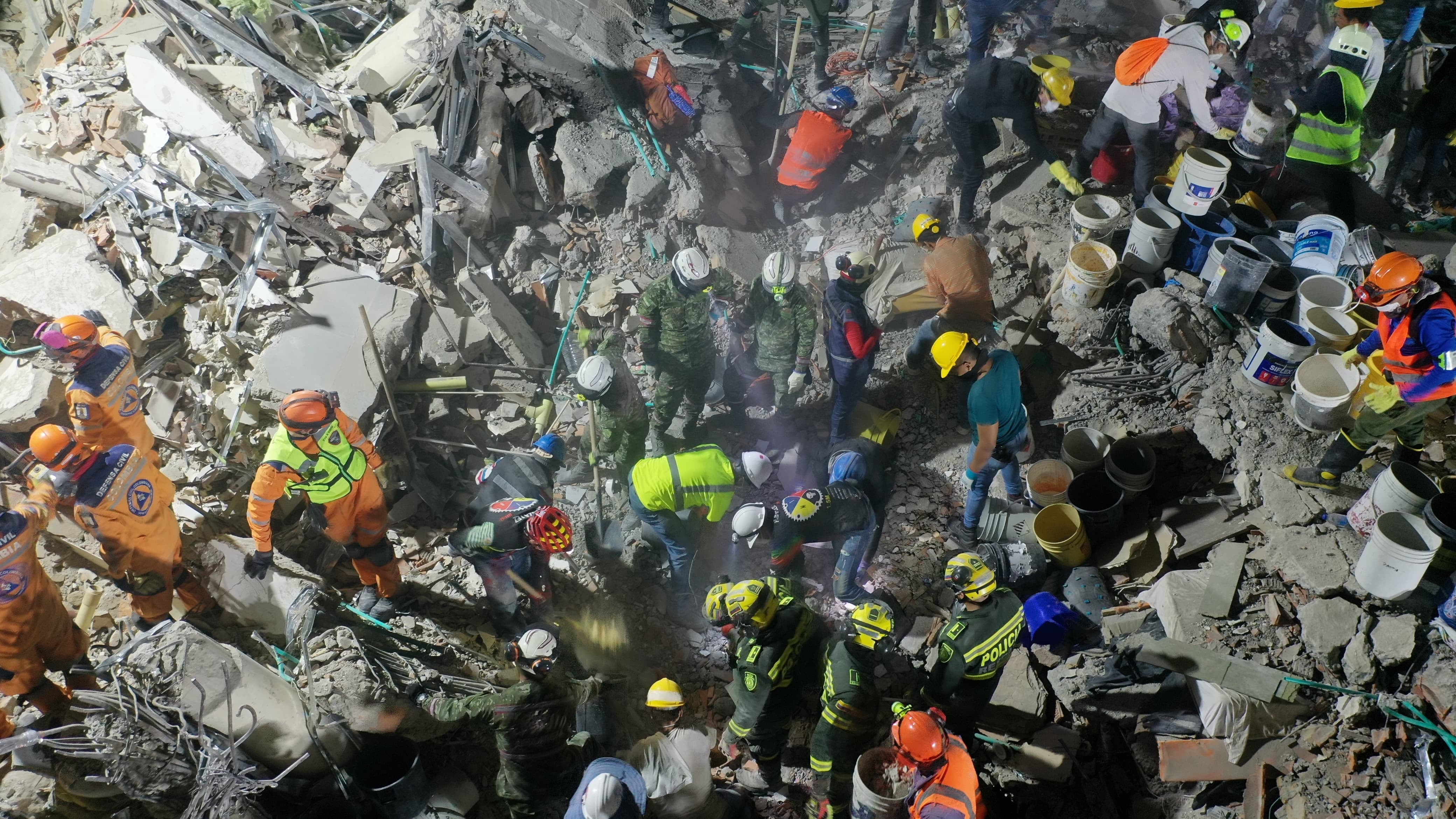 Equipos de rescate del Ejército, Policía, Defensa Civil, Bomberos, Cruz Roja y ciudadanos voluntarios continúan la búsqueda en el centro de Pereira