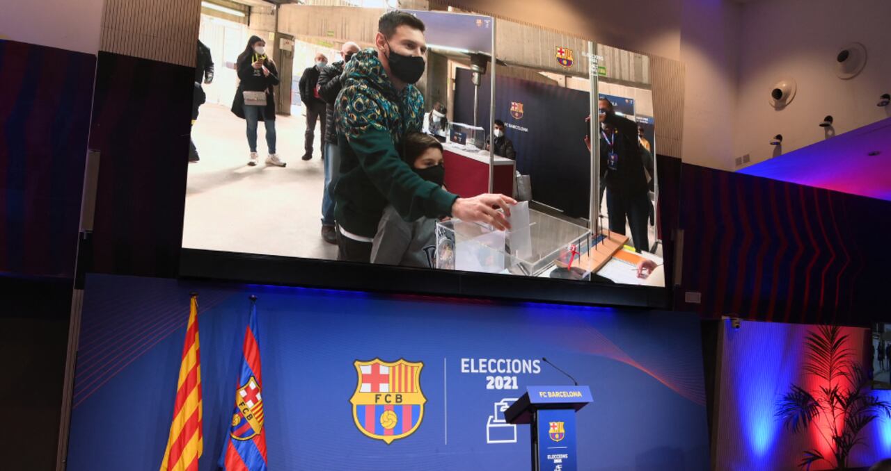El jugador argentino depositó su voto para la presidencia del Barcelona. Foto: AFP / LLUIS GENE