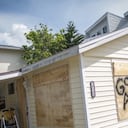 Con tablas en las ventanas, varias casas de zonas del estado de Florida se preparan resistir el embate del huracán Ian