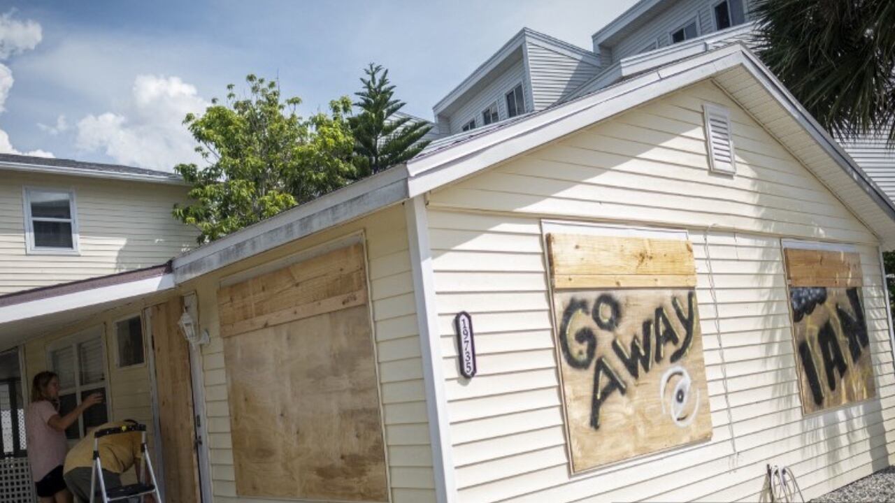 Con tablas en las ventanas, varias casas de zonas del estado de Florida se preparan resistir el embate del huracán Ian.