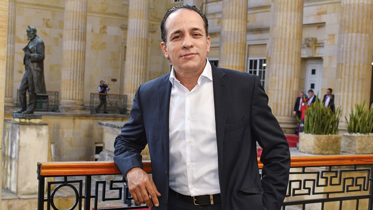 Alexánder López se disputa la presidencia del Senado.