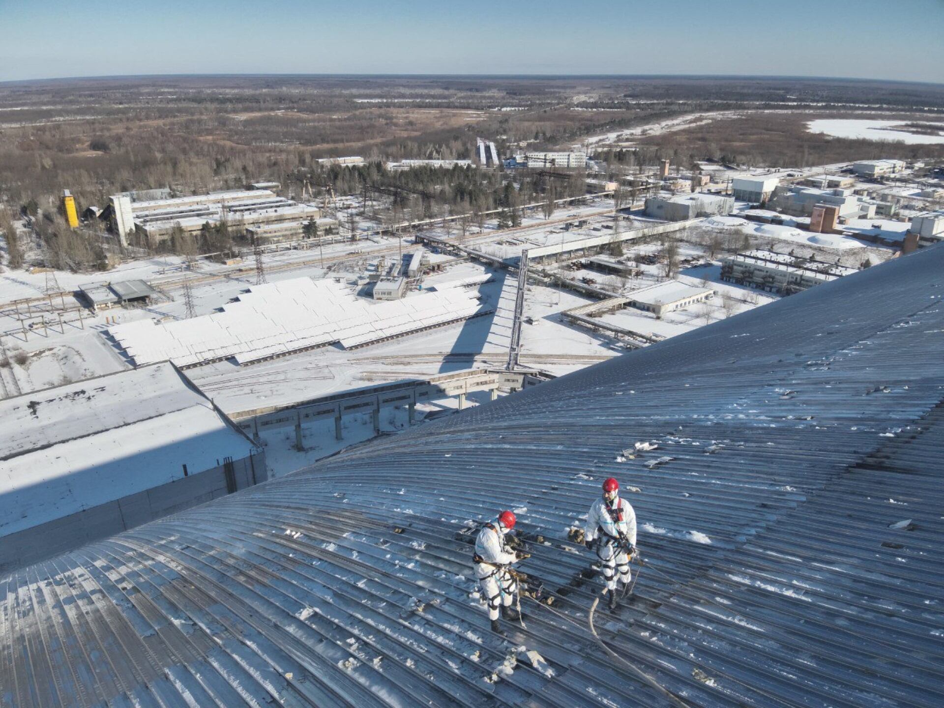 Esta fotografía tomada y publicada por el Servicio de Emergencia de Ucrania el 17 de febrero de 2025 muestra el recipiente de contención dañado en el Nuevo Confinamiento Seguro (NSC), que protege los restos del reactor 4 de la antigua central nuclear de Chernobyl para contener la radiación, tras un ataque con drones el 14 de febrero en Chernobyl, que causó daños pero no liberó radiación. (Foto de Handout / SERVICIO DE EMERGENCIA DE UCRANIANO / AFP)