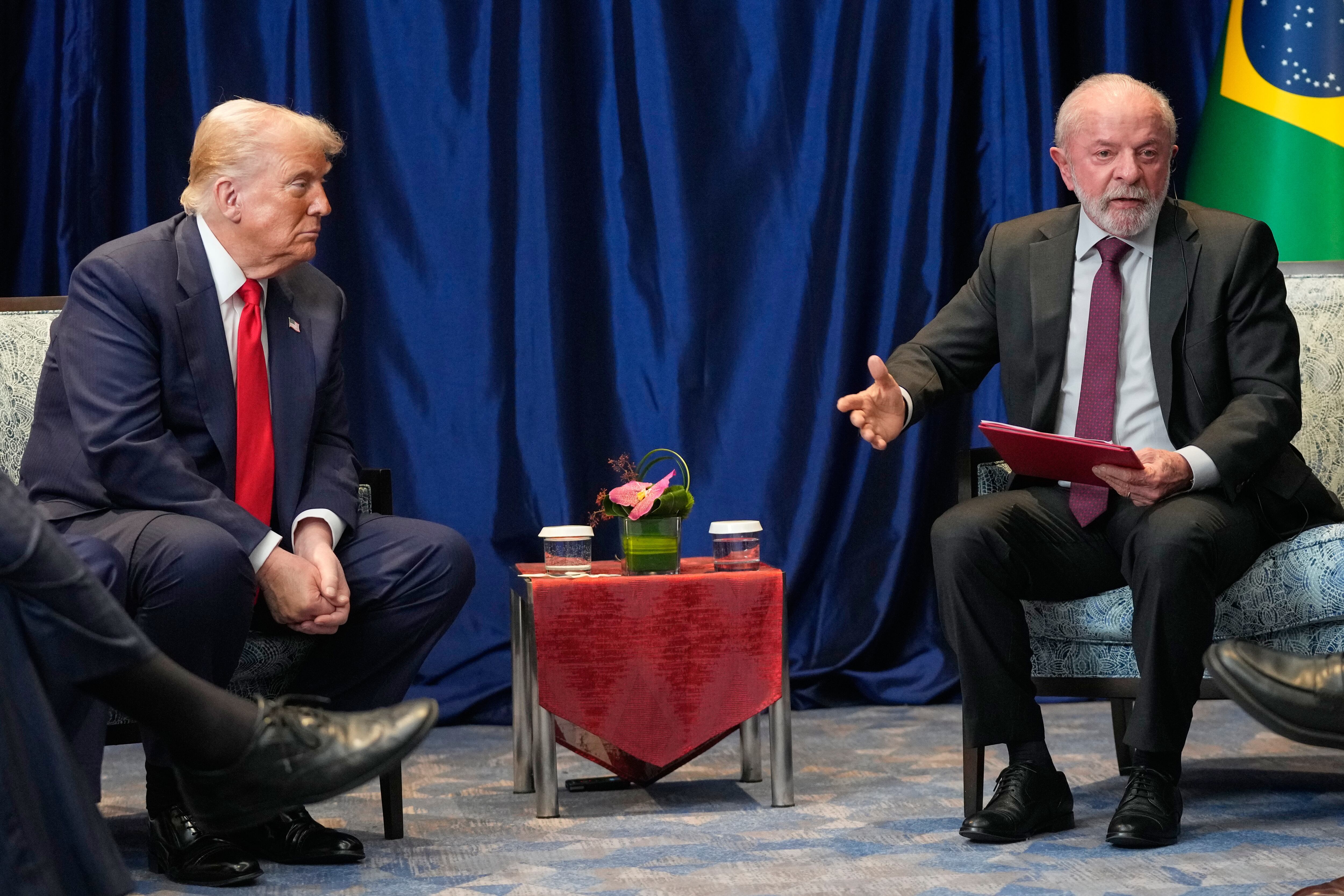 Los presidentes Donald Trump y Luiz Inácio Lula da Silva se reunieron a finales de octubre en la cumbre de la Asociación de Naciones del Sudeste Asiático para avanzar en las negociaciones comerciales que determinaron una rebaja de aranceles para Brasil. (AP Photo/Mark Schiefelbein)