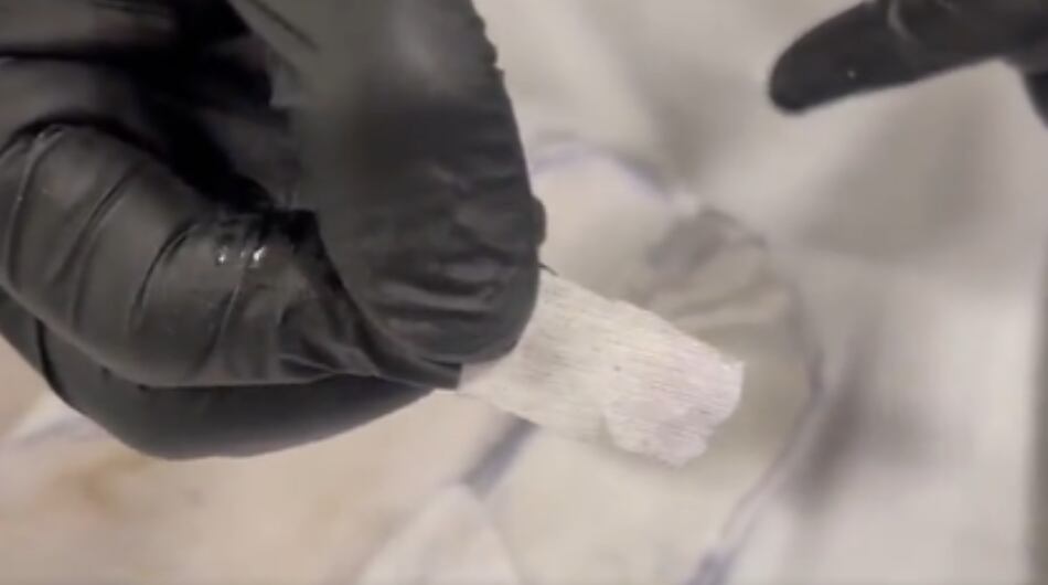 Estupefaciente incautado en los tenis del exfutbolista de la Selección Colombia.