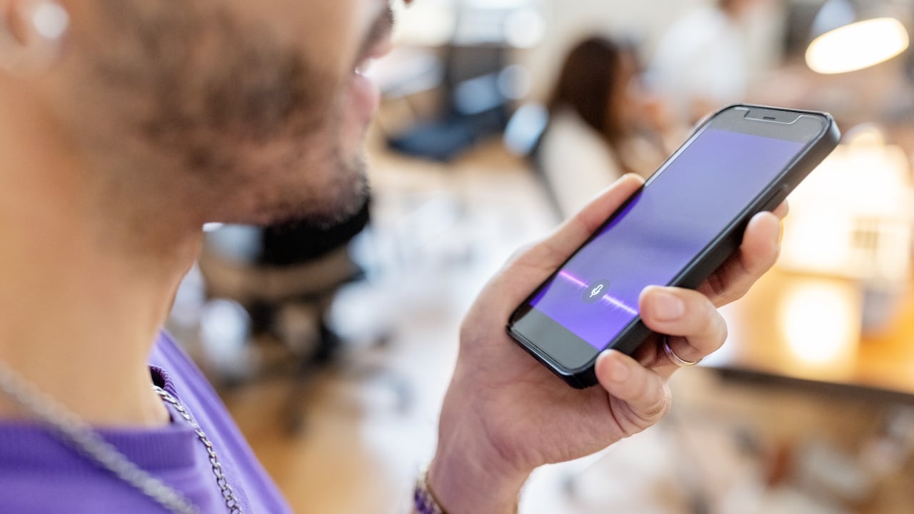 Los asistentes de voz pueden ayudar a los usuarios a encontrar respuestas.