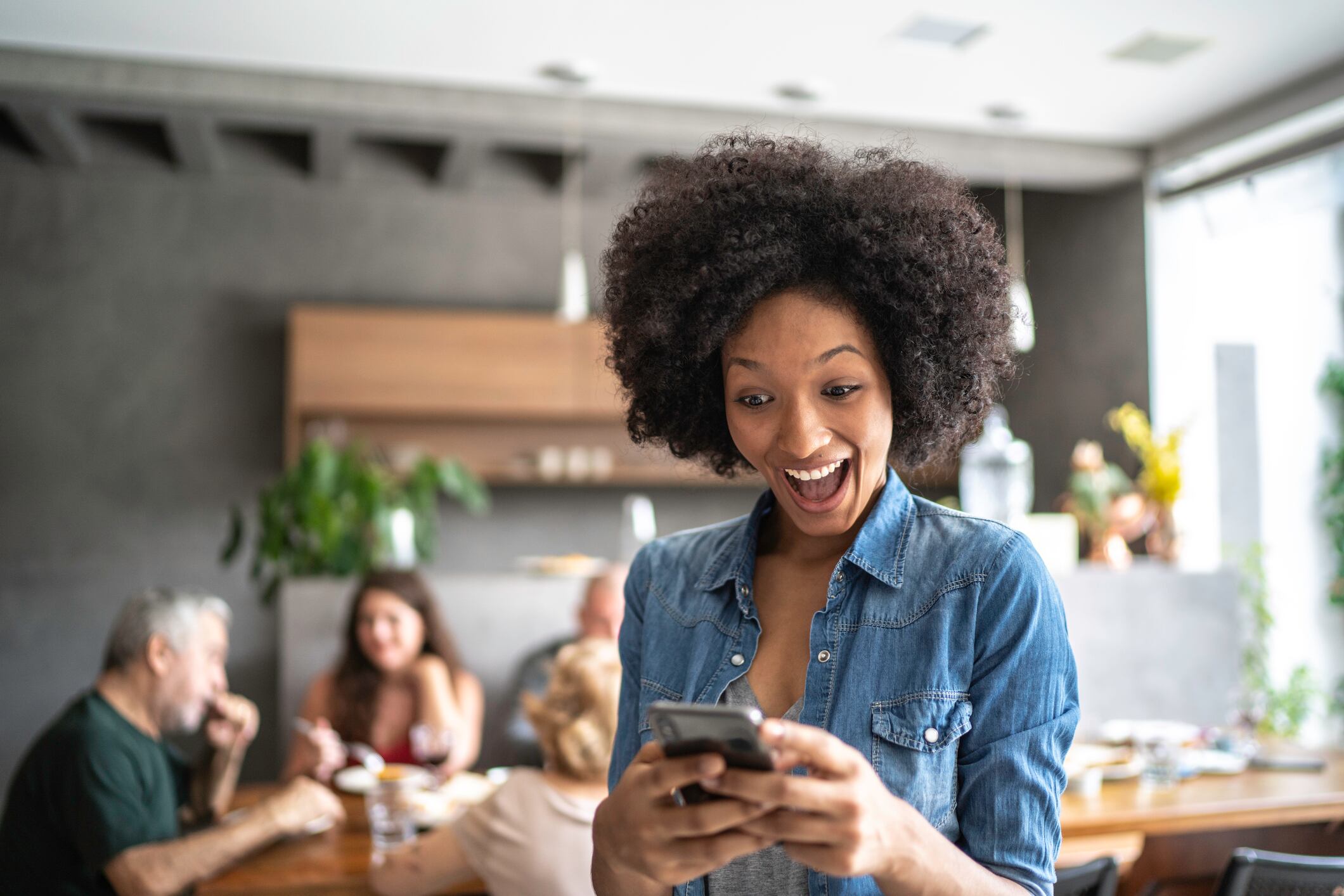 Un truco ingenioso permite a los usuarios leer mensajes sin que los demás sean notificados de su lectura.