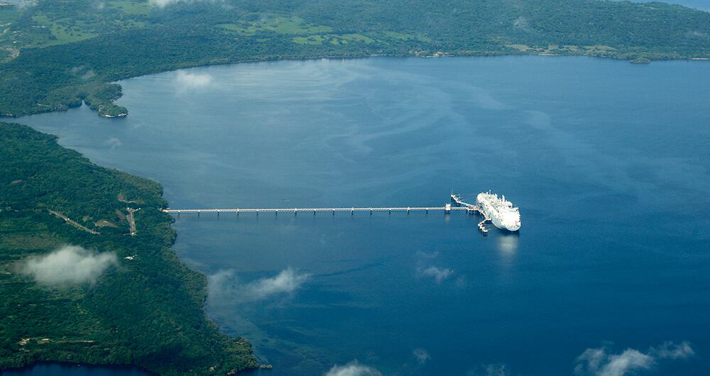 La capacidad de regasificación de la Spec es de 450 millones de pies cúbicos por día. Su meta es subir a 533 millones en julio de 2027. 