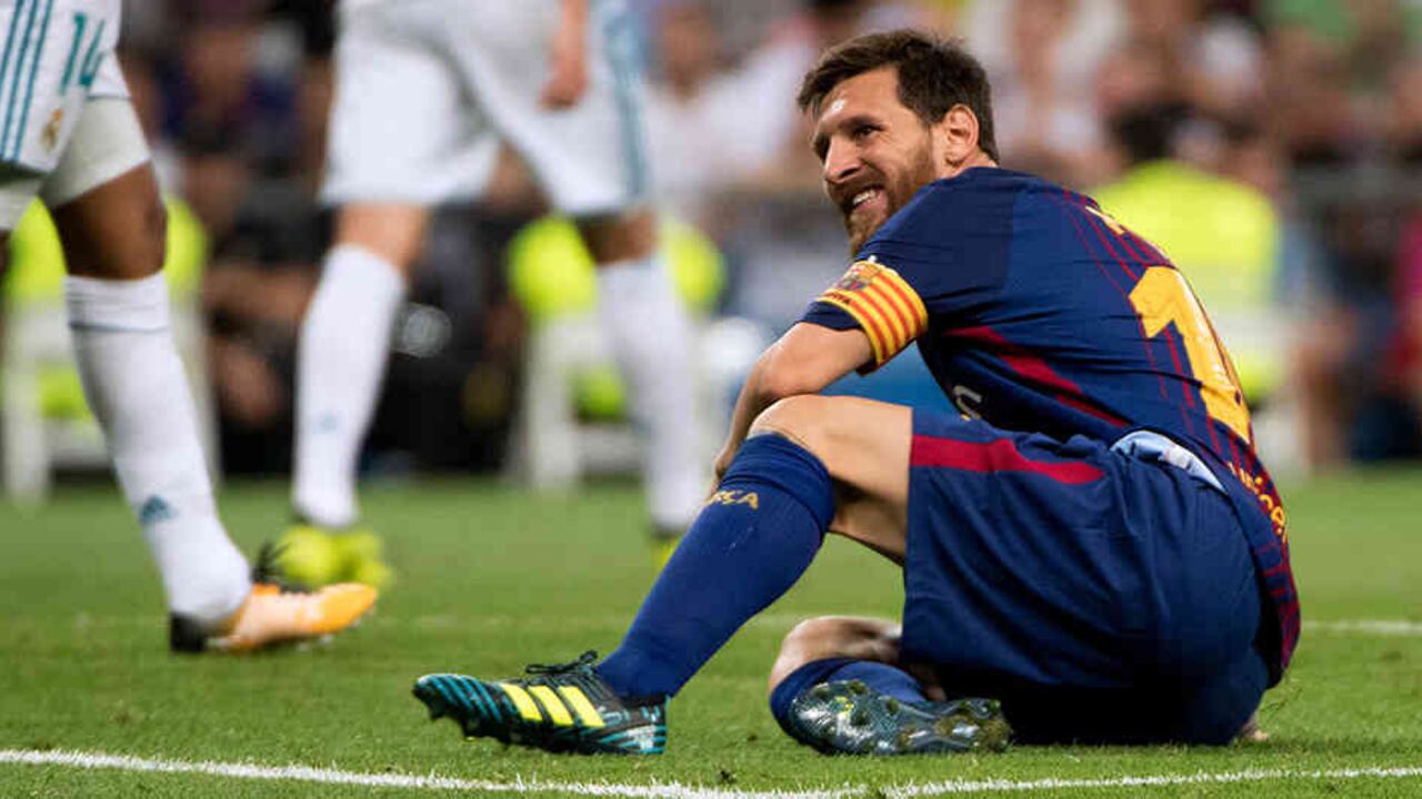 El astro argentino Lionel Messi tendido en el suelo en el partido que enfrentó al FC Barcelona con el Real Madrid.