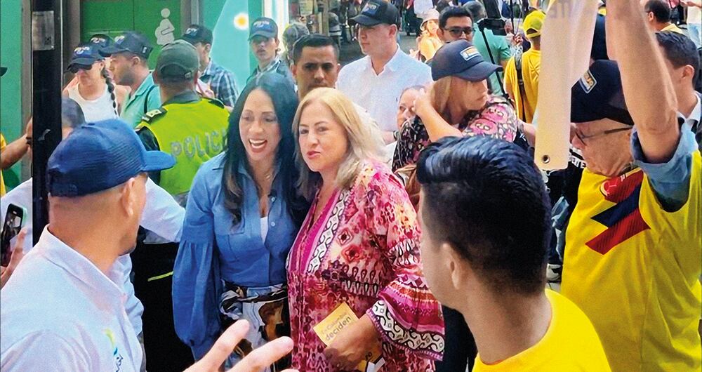 Es la primera vez que Marelen Castillo aspira a un cargo de elección popular, luego de 32 años de docencia. Tiene dos hijos de 22 y 24 años de edad, quienes la apoyaron en esta decisión para llegar a la Vicepresidencia de la República. 