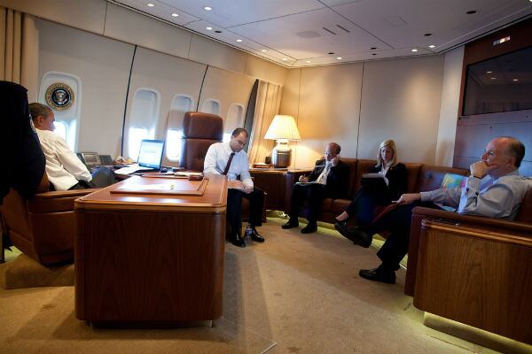 Obama atiende varios asesores en su despacho en el AF1.