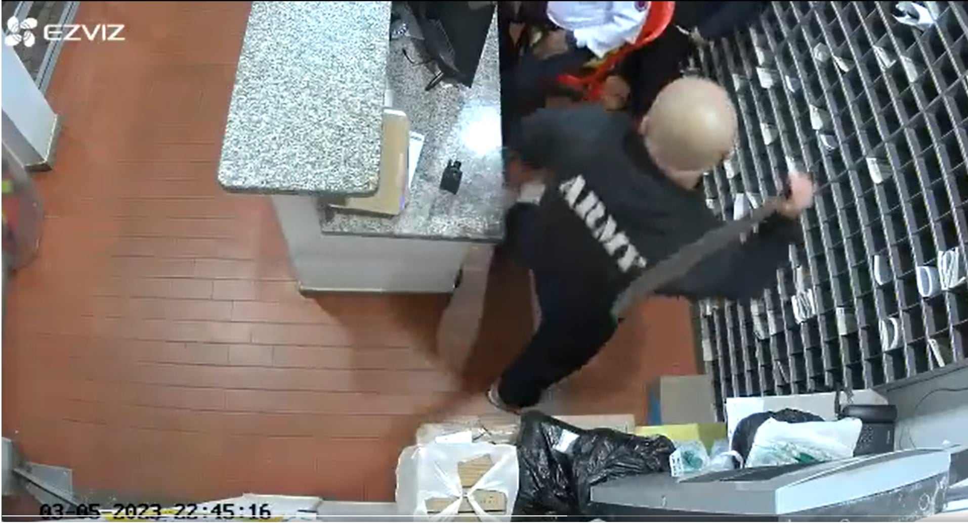 Rocha Bernal tuvo que ser sacado en una tanqueta de la Unidad de Diálogo y Mantenimiento del Orden -(Undmo) -conocida hasta hace poco como Esmad- mientras los vecinos aplaudían y esperaban que no volviera nunca más. Y es que no era la primera vez que este hombre, bastante fornido y quien según varios relatos anda armado, protagonizaba este tipo de agresiones contra los vigilantes, personal del conjunto y todo aquel que le interrumpiera el paso por los pasillos.