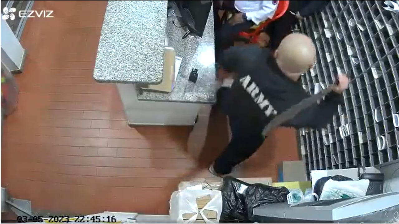 John Leo Rocha Bernal cuenta con un extenso historial de denuncias. El pasado fin de semana sus vecinos se cansaron y le destruyeron el vehículo. Foto X: @andreitamfc14