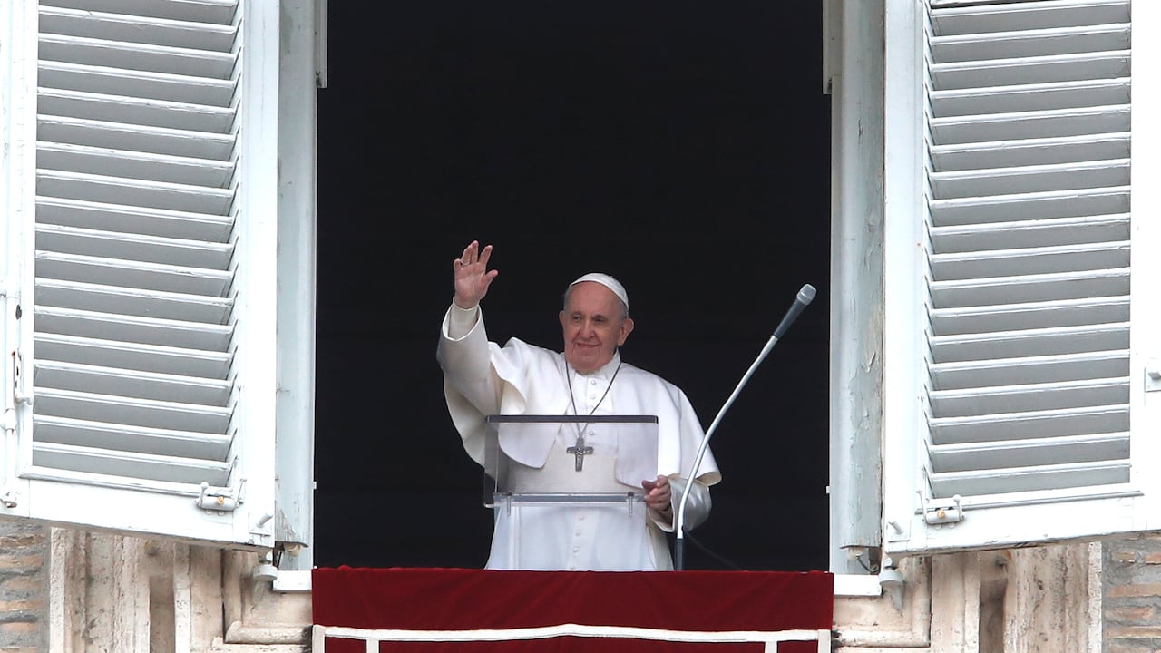 El papa Francisco bendice a la población mientras recita la plegaria del Angelus desde la ventana de su estudio sobre la Plaza de San Pedro, en el Vaticano (AP Foto/Alessandra Tarantino)