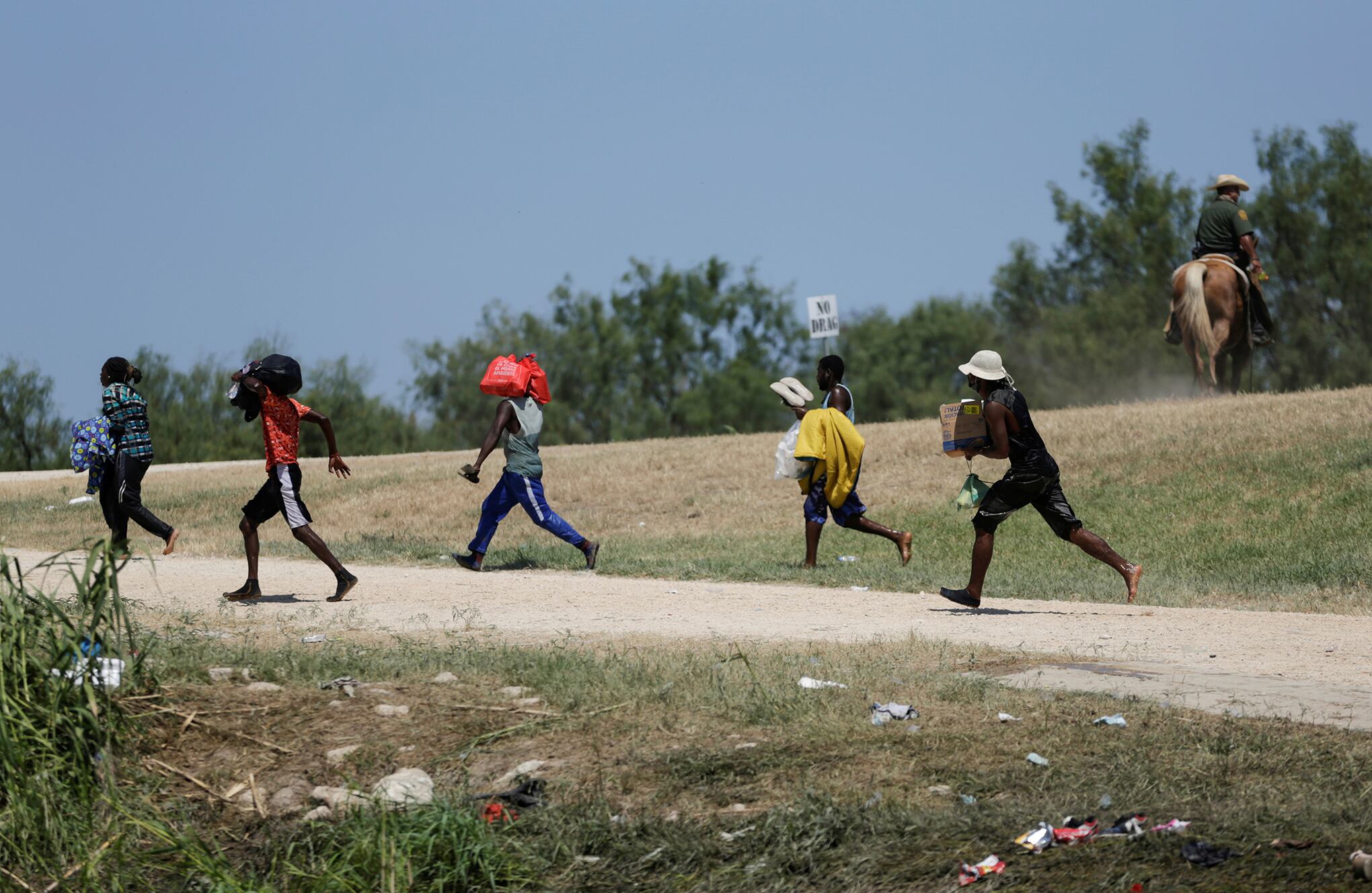 En Imágenes : Migrantes tratando de cruzar la frontera buscan asilo en EE. UU.