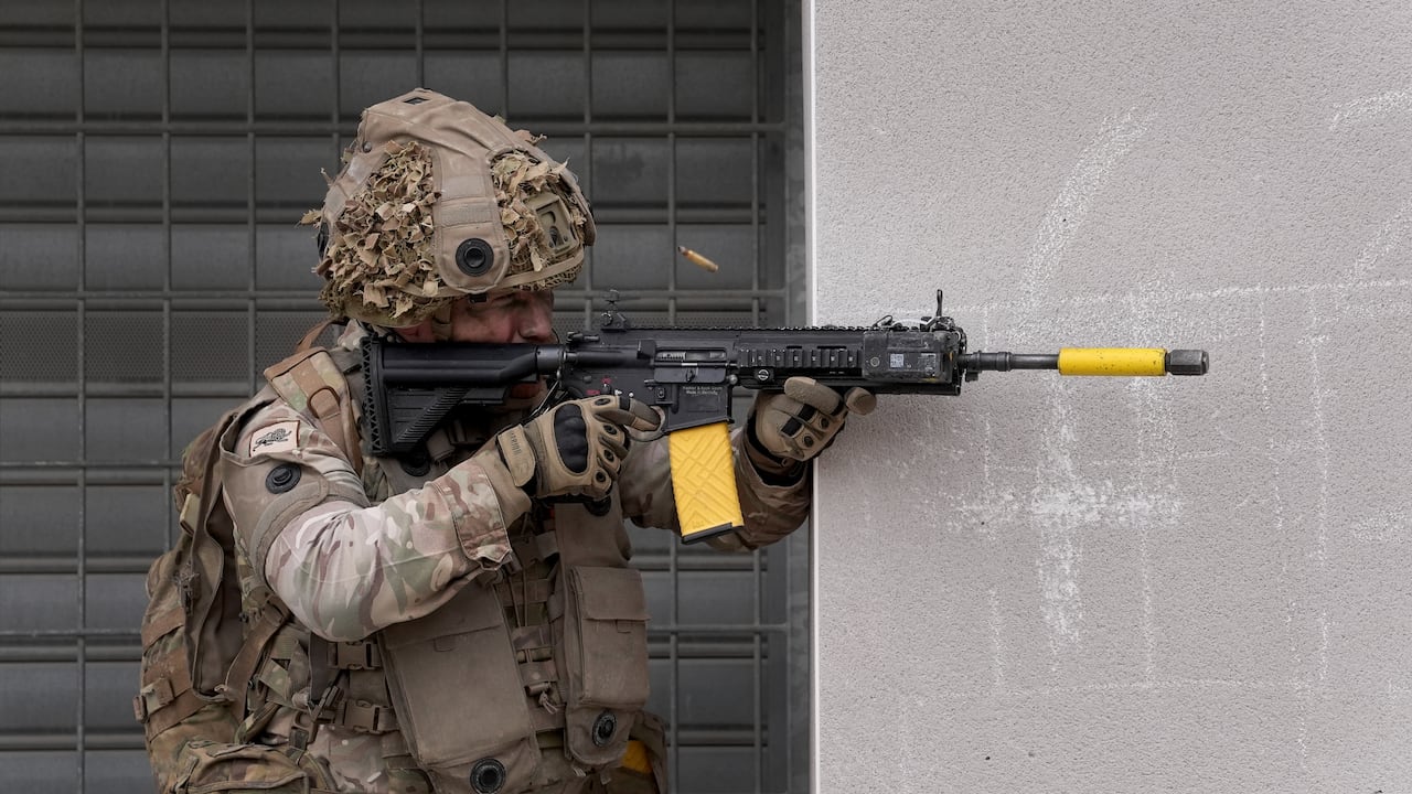 Soldados del primer Batallón del Regimiento del Duque de Lancaster (1 LANCS) durante el ejercicio Gaulish, una actividad de entrenamiento.