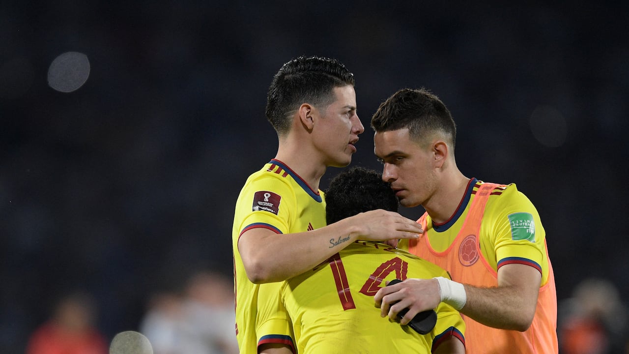 Colombia's football players react after been defeated by Argentina 1-0 in the South American qualification football match for the FIFA World Cup Qatar 2022 at the Mario Kempes Stadium in Cordoba, Argentina on February 1, 2022. (Photo by Juan Mabromata / AFP)