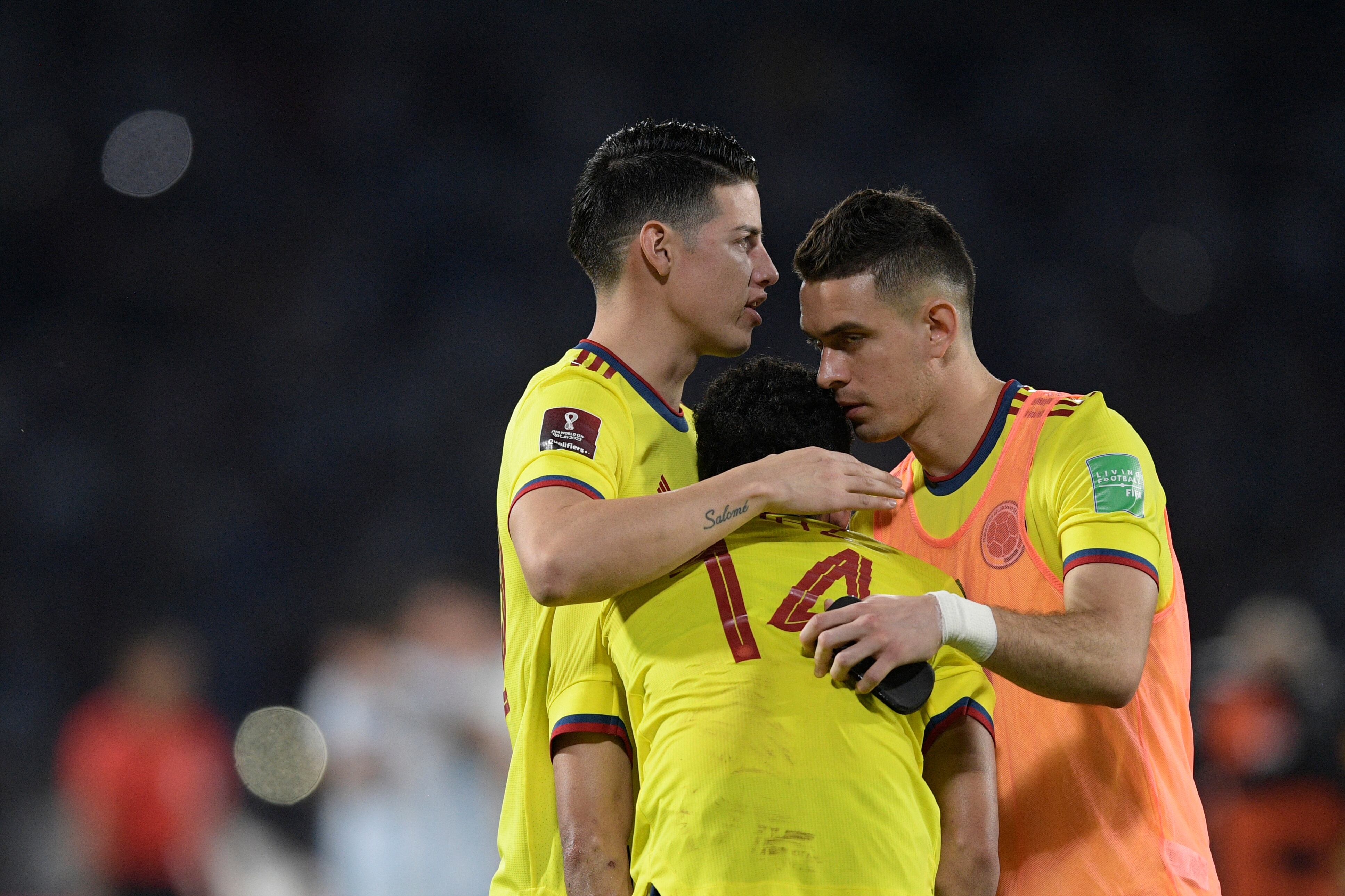 Colombia's football players react after been defeated by Argentina 1-0 in the South American qualification football match for the FIFA World Cup Qatar 2022 at the Mario Kempes Stadium in Cordoba, Argentina on February 1, 2022. (Photo by Juan Mabromata / AFP)