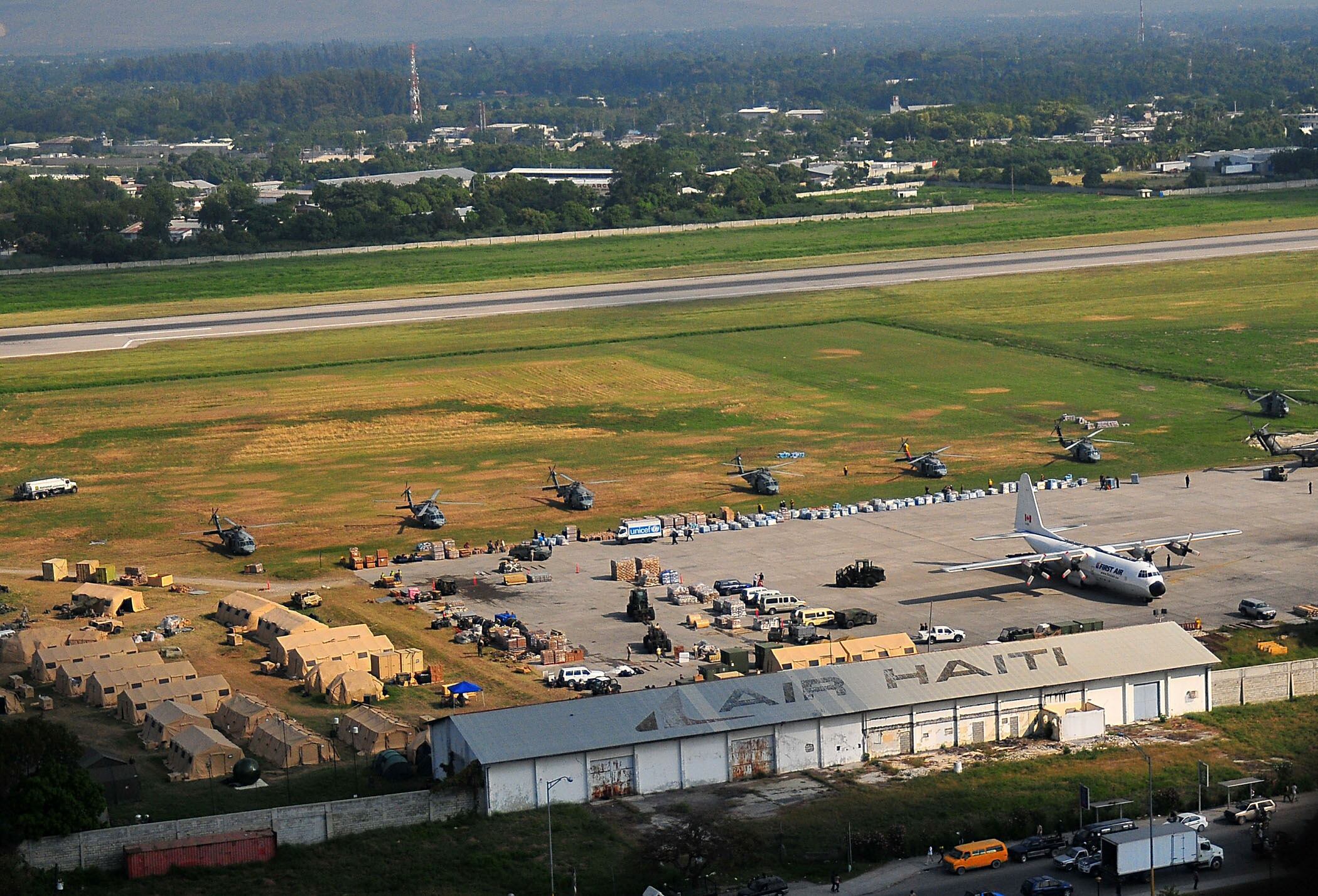 Archivo: portaaviones USS Carl Vinson (CVN 70) están listos en el Aeropuerto Internacional Toussaint Louverture