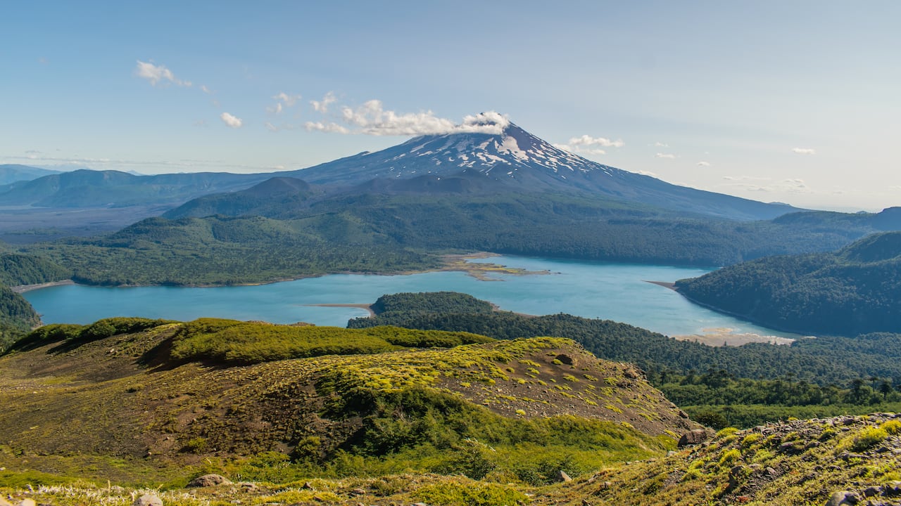 El volcán Llaima, que alcanza los 3.125 metros de altura, es considerado uno de los destinos más demandantes para el montañismo en Chile.