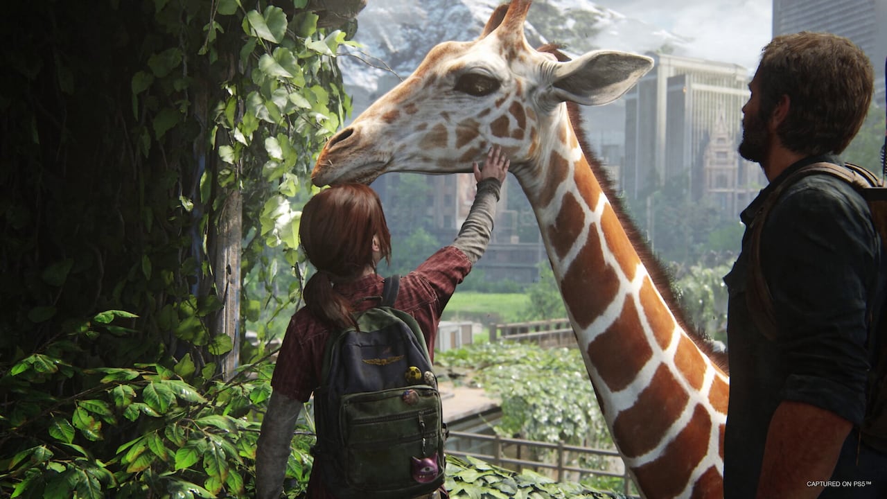 Escena en la que Ellie ve por primera vez a una jirafa en The Last of Us Parte 1.