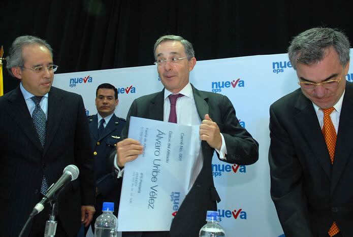 El Presidente Álvaro Uribe intenta guardar el carné (simbólico) 001 de ‘Nueva EPS’, que le fue entregado durante la presentación de la nueva entidad, que reemplaza a la EPS del ISS. Lo observan el presidente de Nueva EPS, Héctor Cadena, y el Ministro de la Protección Social, Diego Palacio Betancourt. Foto: César Carrión - SP
Imagen 4 de 4
