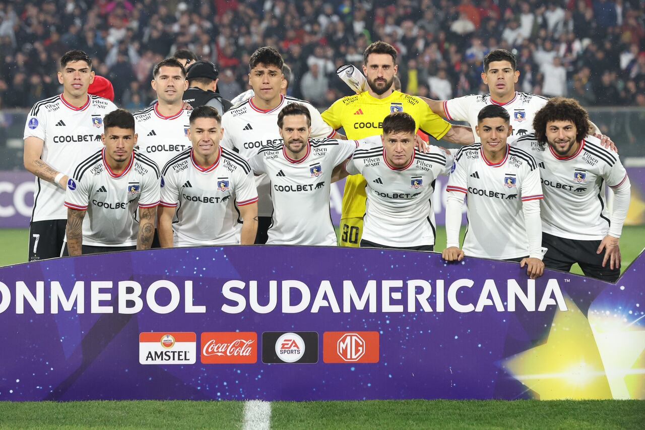 Equipo de Colo Colo se toma foto previo al duelo por Copa Suramericana contra América Mineiro