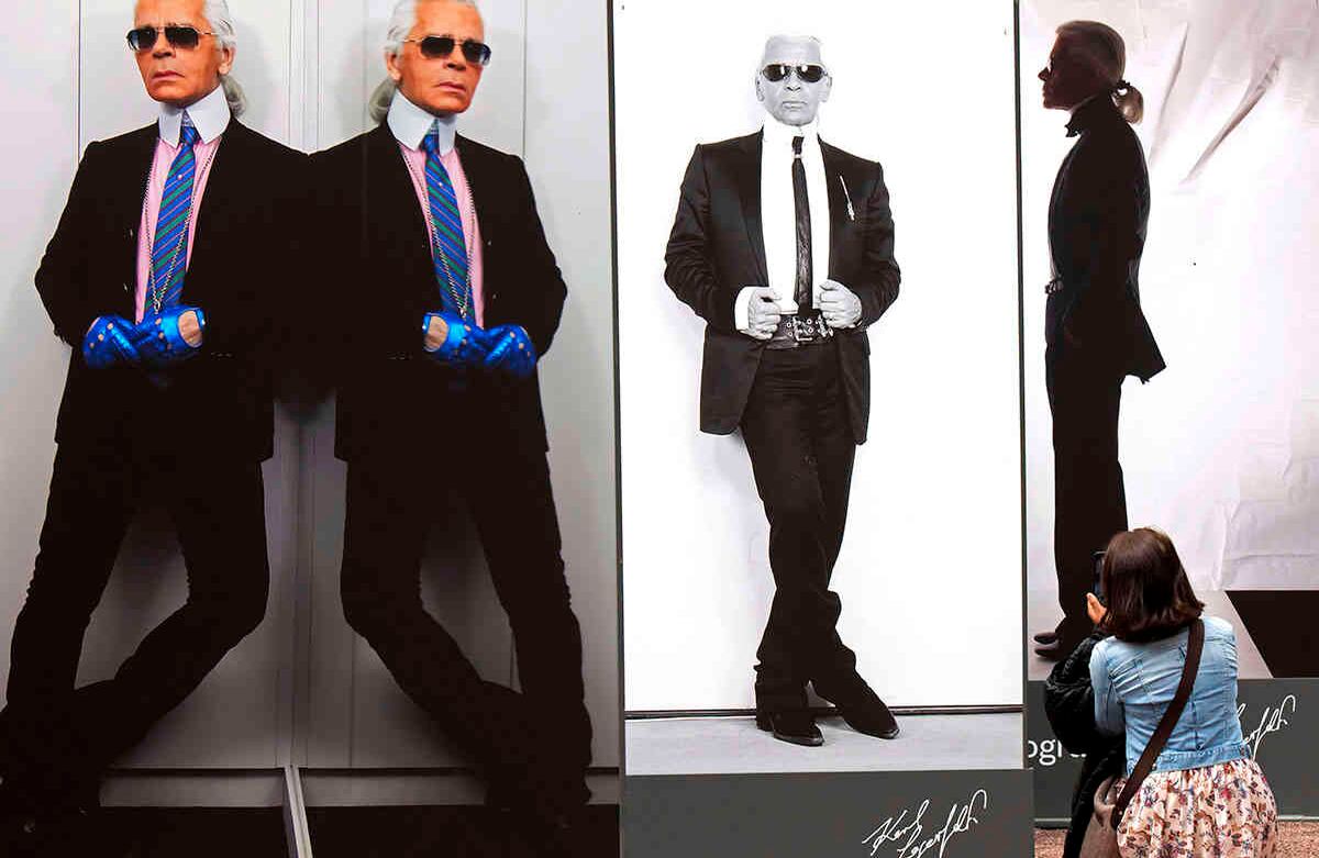 Una mujer toma una foto en el área de exposición al aire libre después de la reapertura de la exposición; Fotografía de Karl Lagerfeld. La retrospectiva; en el Museo de Arte de Moritzburg en Halle, Alemania, el viernes 22 de mayo de 2020. La exposición reúne más de 400 fotografías del director creativo, diseñador de moda, artista, fotógrafo y caricaturista alemán que vivió en París y murió el año pasado. (Foto AP / Jens Meyer)