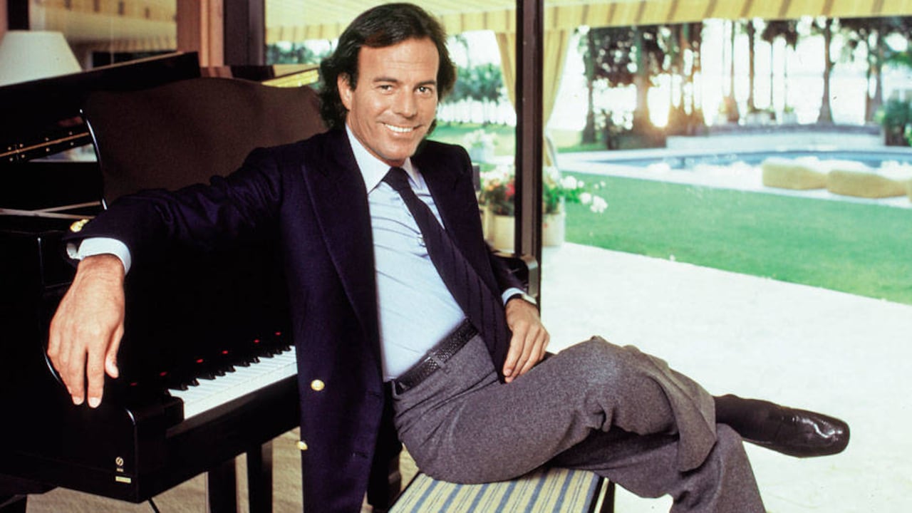 Julio Iglesias logró mantenerse vigente en el mundo entre los años setenta y noventa. Su fama trascendió fronteras e idiomas.