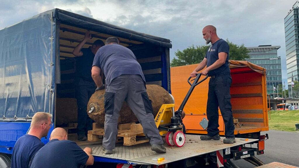 Los equipos de desactivación de bombas se preparan para desactivar dos artefactos explosivos de 20 toneladas y uno de 10 toneladas después del descubrimiento de tres bombas sin explotar en el distrito de Deutz de Colonia, Alemania, el 4 de junio de 2025. Colonia se está preparando para su mayor evacuación después del descubrimiento de bombas sin explotar. Kadir Ilboga / Anadolu (Foto de Kadir Ilboga / Anadolu vía AFP)